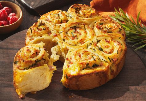 Ham and Cheese Pull-Apart Pinwheels Recipe Ham And Cheese Pull Apart Bread, Ham And Cheese Pull Apart, Cheese Pull Apart Bread, Savory Rolls, Cheese Pull Apart, Pinwheels Recipe, Cheese Pull, Roasted Capsicum, Confort Food