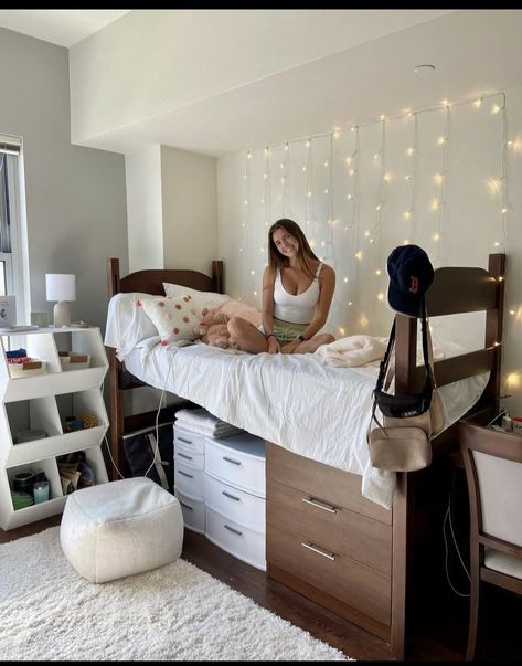 Dorm Room Simple Minimalist, Dorm Ideas Organization, Umiami Dorm Room, College Dorm Room Decor Minimalist, College Dorm Double, Plain Dorm Room Ideas, First Day Of College Aesthetic, Neutral Dorm Room Ideas Minimalist, Dorm Room Ideas With Roommate