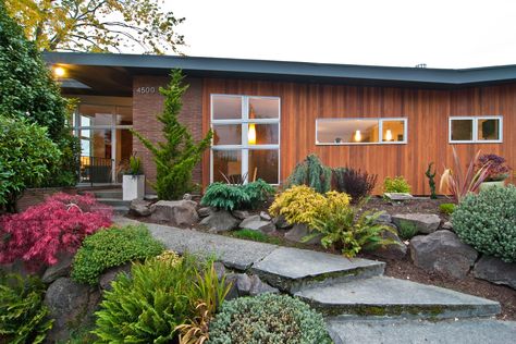 mid century modern landscape ideas for the house. Love the siding too. Japanese Garden Landscape Front Yard, Coolest Houses, Mid Century Modern Landscaping, Mid Century Landscaping, Yard Walkway, Mid Century Remodel, Mid Century Exterior, Mid Century Modern Bathroom, Modern Landscape Design