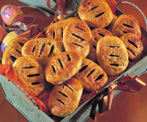 Eccles cakes Eccles Cakes, Pastry Twists, Eccles Cake, Party Tricks, Centipedes, British Recipes, British Dishes, British Desserts, Cake Hacks