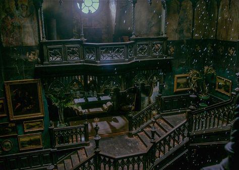 Crimson Peak production designer Thomas E. Sanders talks creating Guillermo del Toro’s haunted house (PHOTOS). Crimson Peak House, Crimson Peak, Slytherin Aesthetic, Gothic Horror, Gothic Architecture, Gothic House, Haunted Mansion, 인테리어 디자인, Haunted House