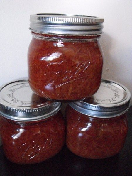 Marie’s Mom’s Rhubarb Relish – The Federation of Women's Institutes of Canada Pluot Jam Recipe, Rhubarb Relish, Rhubarb Crumble Recipes, Rhubarb Chutney, Sweet And Sour Recipes, Newfoundland Recipes, Strawberry Freezer Jam, Sour Foods, Freezer Jam