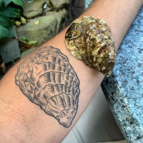 Oyster Shell Tattoo, Oyster Tattoo, Skin Doodles, Diy Tattoos, Sea Inspired Art, Shell Tattoo, Shell Tattoos, Food Tattoos, Tattoo Floral