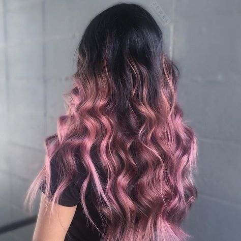 See this Instagram photo by @thejesjewel • 232 likes Balayage Hair Rose, Dark Ombre Hair, Black Hair Ombre, Balayage Hair Caramel, Pink And Black Hair, Rose Gold Highlights, Dyed Hair Pastel, Ombre Blond, Gold Hair Colors