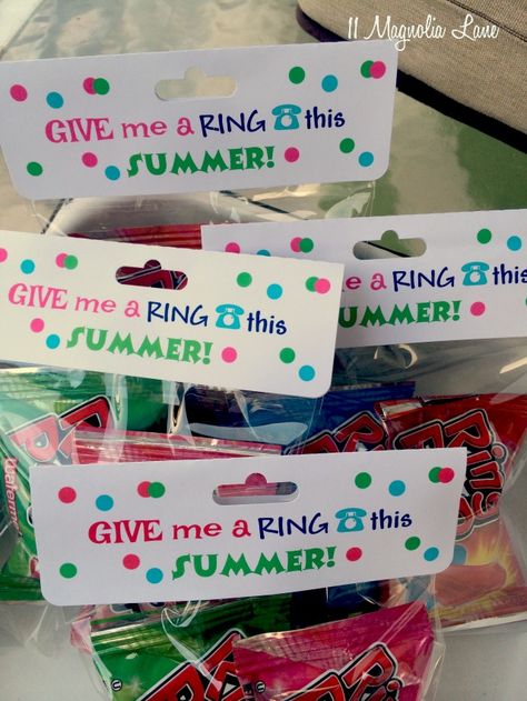 Make+these+end+of+school+year+printable+treat+bags--"Give+me+a+ring+this+summer!"+on+the+topper,+along+with+your+child's+contact+information+on+the+back,+so+friends+can+keep+in+touch+during+the+summer+months.++Fill+the+goody+bag+with+Ring+Pops. Pop Bys Real Estate, Business Marketing Gifts, Goodie Bag Ideas, Ring Pops, Marketing Gift, Insurance Marketing, Real Estate Gifts, Summer Marketing, Client Appreciation