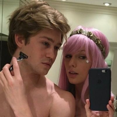 Taylor Swift No Bangs, Taylor Swift Joe Alwyn, Taylor And Joe, Taylor Swift And Joe Alwyn, Taylor Swift Eyes, Taylor Swift Playlist, Joe Alwyn, Taylor Swift Funny, Pink Wig