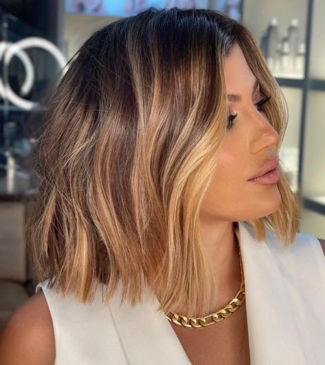 Chocolate Lob with Honey Blonde Highlights Haircuts Layered, Haircut Bob, Haircut 2022, Haircuts Medium, Honey Blonde Hair Color, Chubby Face, Chin Length Haircuts, Wavy Bob Haircuts, Balayage Blond