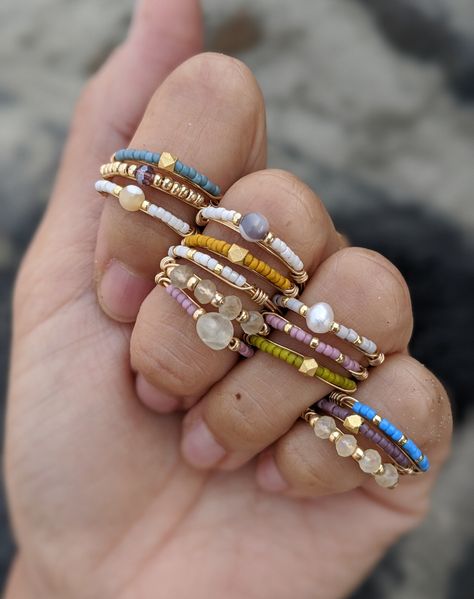 A hand that has many different gemstone and beaded rings on each finger Cincin Diy, Diy Wire Jewelry Rings, Anting Manik, Mothers Day Rings, Bead Rings, Wire Jewelry Rings, Diy Beaded Rings, Diy Jewelry Rings, Beaded Necklace Diy