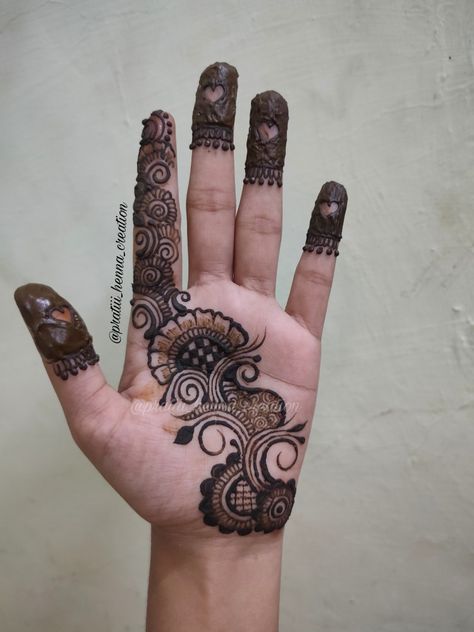 #hennadesign #mehndi #henna #heena #mehndidesign #mhendiartist #mehndiart #mehndi_inspire #mehndilove #mehendi #pratiii_henna_creation #wedding #bride #bridalhenna #blessed #happyvibes #cutwork #indianwedding Mhndi Dsgns Simple Front Hand, Small Mehndi Designs, Simple Mehendi, Henna Tattoo Hand, Mehndi Designs Bridal Hands, Arabic Henna, Simple Henna Tattoo, Latest Henna Designs, Mehndi Designs For Kids