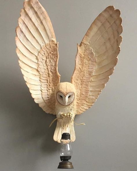 Ceramics Sculpture, Wood Owls, Paper Mache Crafts, Chainsaw Carving, Wood Carving Designs, Paper Birds, Owl Decor, Ceramic Animals, Bird Sculpture