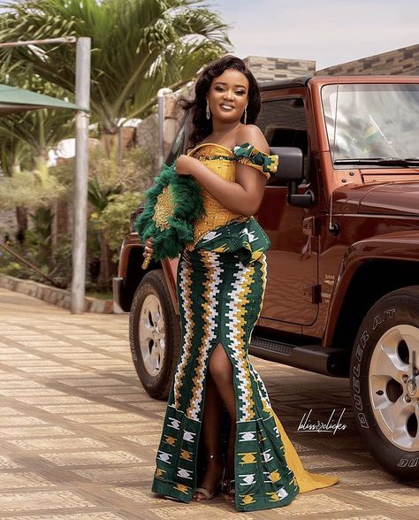 Green Kente Styles For Engagement, Kente Wedding Dress Ghana Ankara Styles, Kenta Style For Engagement, Northern Kente Styles For Engagement, Traditional Wedding Styles, Kente Outfits, Kente Styles For Engagement Ghana, Ghanaian Traditional Wedding, Bridal Fans