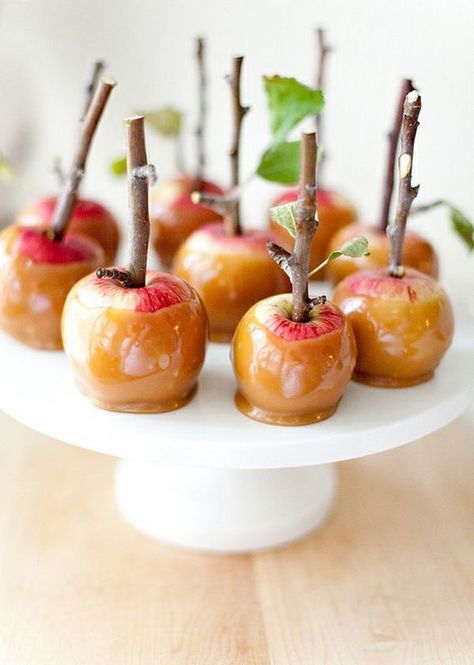 Cool Rosh Hashanah table and decoration ideas Apple Wedding Favors, Apple Orchard Wedding, Mini Caramel Apples, Apple Wedding, Wedding Food Drink, Diy Edible, Orchard Wedding, Edible Wedding Favors, Halloween Appetizers