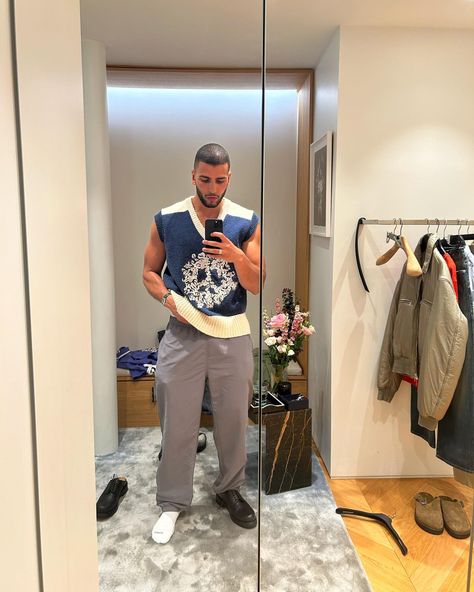 Younes Bendjima (@younesbendjima) • Instagram photos and videos Younes Bendjima, Love Of A Lifetime, How To Be Likeable, Fashion Pants, Style Fashion, Mirror Selfie, Mirror, Instagram Photos, Photo And Video