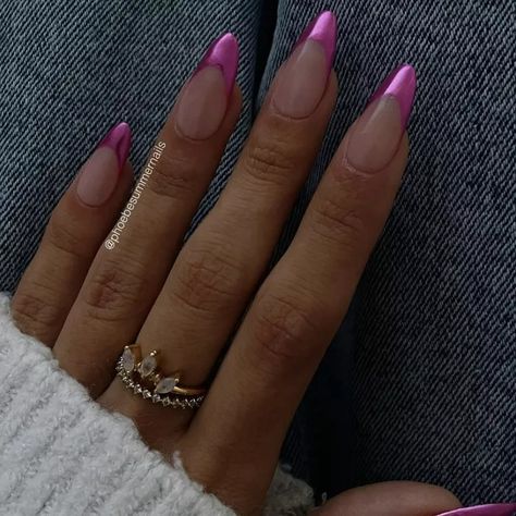 17 Short New Year's Eve Nail Ideas We're Loving French Tip Nails Toes, Pink Chrome French Tip, Pink Chrome French Tip Nails, Pink Chrome Nail, Chrome Nail Ideas, Almond Nail Ideas, Almond Nails Pink, French Almond, Pink Tip Nails