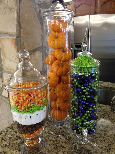 Fun Halloween decorations... Apothecary jars! Apothecary Jar Decor, Diy Christmas Table Decorations, Halloween Apothecary Jars, Apothecary Jars Decor, Flowers Balloons, Christmas Table Decorations Diy, Creative Halloween Decorations, Spooky Diy, Jar Fillers