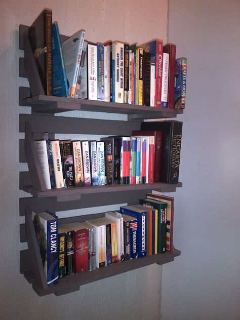 Wall mounted bookshelf made from a pallet Pallet Wall Bookshelf, Home Library Diy, Mounted Bookshelves, Diy Home Library, Diy Bookshelf Wall, Diy Built In Shelves, Invisible Bookshelf, Mounted Bookshelf, Hanging Bookshelves