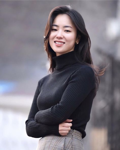 Jeon Yeo-been, Hong Cha Young Vincenzo, Jeon Yeobin, Jeon Yeo Bin, Velvet Fashion, Korean Actresses, Red Outfit, 인물 사진, Korean Actress