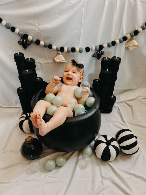 At home photo idea for baby’s halloween Diy Halloween Baby Photoshoot, Halloween Baby Photoshoot Ideas, Halloween Photoshoot Baby, Baby Halloween Photoshoot, Halloween Baby Photoshoot, Milestone Photography, 1st Halloween, Milestone Pictures, Pregnant Halloween