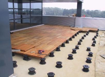 Structural deck tiles for uneven surfaces maybe would be an option for the uneven grass in the backyard #pinmydreambackyard Outdoor Wood Decking, Wood Deck Tiles, Outdoor Deck Tiles, Deck Flooring, Rooftop Design, Deck Tiles, Roof Architecture, Rooftop Patio, Decks Backyard