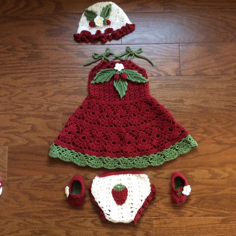 Crochet Cafe, Strawberry Baby, Crochet Strawberry, Strawberry Dress, Baby Boom, Crochet Baby Clothes, Fruit Design, Diy Crochet Projects