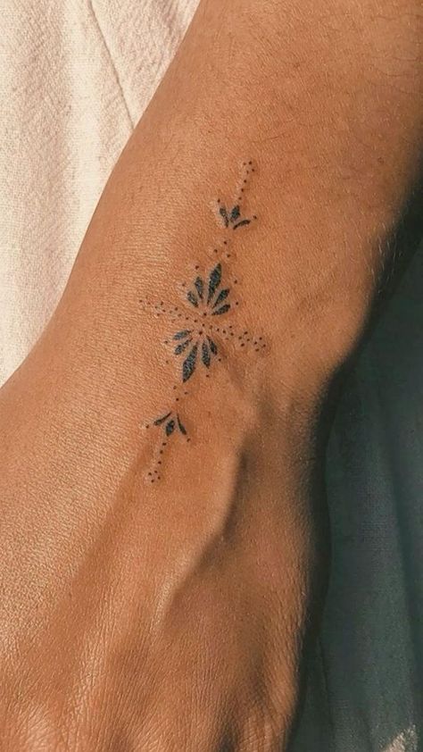 Small Tattoo Ideas Simple, Tattoo Ideas Simple, Hand And Finger Tattoos, Boho Tattoos, Handpoke Tattoo, Small Tattoo Ideas, Small Hand Tattoos, Modern Tattoos, Discreet Tattoos