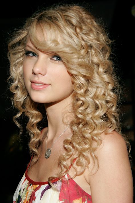 In the Distinctive Assets gift lounge during the 2007 Academy of Country Music Awards. - ELLE.com Curly Prom Hair, Jennifer Hawkins, Cute Curly Hairstyles, Hair Styles 2014, 2015 Hairstyles, Prom Hairstyles For Long Hair, Taylor Swift Hair, Curly Bob Hairstyles, Long Curly Hair