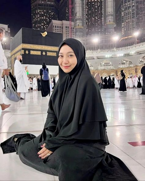 Umrah Guide For Women, Makkah Outfit, Umrah Outfit, Umroh Outfit, Umrah Guide, Muslimah Photography, Muslim Fashion Outfits, Ootd Hijab, Makkah