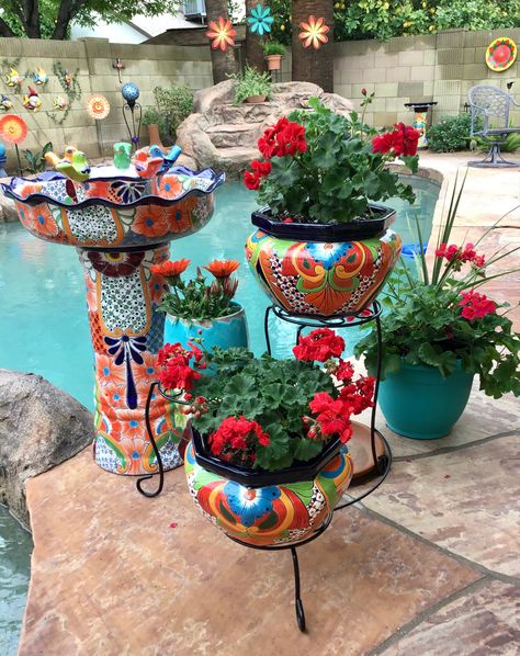 Talavera Birdbath and Pots by the pool Mexican Patio Decor, Mexican Garden Ideas, Mexican Backyard, Mexican Style Decor, Mexican Garden, Hacienda Style Homes, Mexican Home Decor, Mexican Home, Talavera Pottery