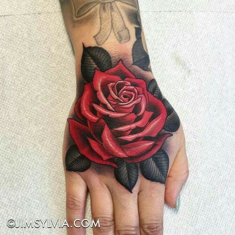 Tato Realis, Herren Hand Tattoos, Rose Flower Tattoos, Rose Hand Tattoo, La Tattoo, Red Rose Tattoo, Hand Tats, Skeleton Hand Tattoo, Rose Tattoo Design