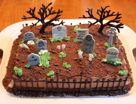 Cemetery Cake | Chocolate trees and fence, gum paste grave s… | Fat Cat Cakes | Flickr Halloween Tårta, Cemetery Cake, Graveyard Cake, Snack Halloween, Halloween Torte, Labu Halloween, Pasteles Halloween, Recetas Halloween, Bolo Halloween