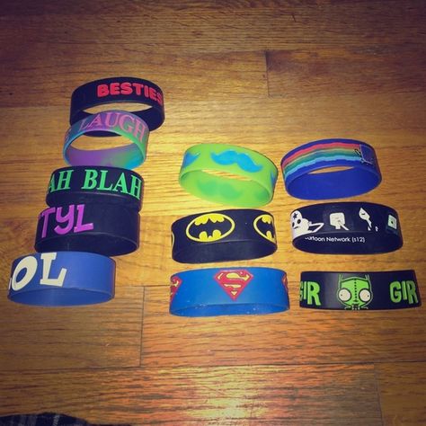 Silicone Bracelets Aesthetic, Band Bracelets Rubber, Emo Rubber Bracelets, Rubber Bracelets Aesthetic, 2000s Bracelets, Skater Bracelets, Bracelets Combo, 2000 Bracelet, Bracelet Combos