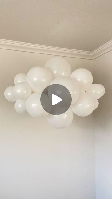 Globos / Papelería Creativa on Instagram: "¿Quieres convertirte en un (a) experto (a) de la decoración con globos? 🎈   Si tu respuesta es SI 👍🏻 estás en el lugar correcto ✅ con nuestros CURSOS ONLINE aprenderás y también perfeccionarás todas las técnicas y métodos necesarios para sobresalir  en la decoración con globos 🔝  ¡ANÍMATE A CAMBIAR TU PRESENTE Y FUTURO! 🚀  🔔 Pregunta por el proceso de INSCRIPCIÓN y todos sus BONOS EXCLUSIVOS 📚  #decoracionesconglobos #globos #balloonsdecoration #balloons #decoraciondeeventos  Créditos visuales a: haididasouki" White Cloud Balloon Garland, Baby Reception Ideas, Balloon Clouds Diy, How To Make Clouds Decorations, Baby Ballons, Cloud Balloons, Balloon Cloud, Diy Suspension, Ballon Art