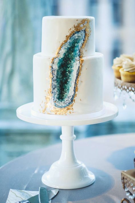 Boho Wedding Cake Ideas, Blue And Gold Wedding Cake, Geode Wedding Cake, Geode Cakes, Simple Cake Topper, Bohemian Wedding Cake, Wedding Cake Centerpieces, Blue And Gold Wedding, Geode Cake Wedding