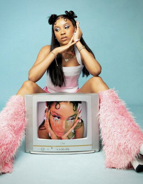 Y2k Baddie Photoshoot, Photoshoot With Pink Background, Y2k Photoshoot Ideas Baddie, Meangirls Inspired Photoshoot, Chair Photoshoot Ideas, Tv Screen Aesthetic, Aesthetic Shoot Ideas, Bratz Photoshoot Ideas, 2000s Theme Photoshoot