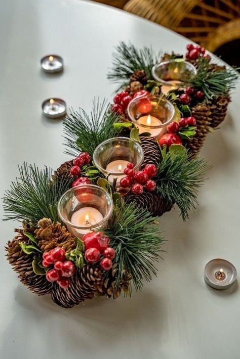 Christmas Centerpieces Cheap, Dekoratívne Vence, Christmas Candlesticks, Christmas Decorations Centerpiece, Homemade Bows, Christmas Candle Decorations, Christmas Centerpieces Diy, Christmas Themes Decorations, Easy Christmas Decorations