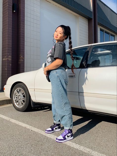 Women’s Summer streetwear fashion - oversized graphic tee paired with oversized baggy 90s jeans, and Nike Air Jordan 1 Court Purples with black and purple laces. Long black braided hair. Golden hour. Gold jewely. @yzobelb on Instagram Court Purple Jordan 1 Outfit, Jordan Outfits Womens, Air Jordan Outfit, Air Jordan 1 Women, Jordan 1 Outfit Women, Jordan 1 Outfit, Jordan Outfit, Fashion Oversized, Jordan Outfits