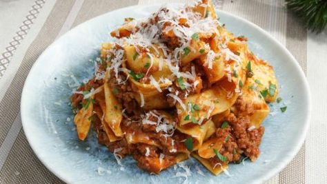 Fabio Viviani makes pasta with a quick sausage and beef bolognese sauce. Beef Bolognese Sauce, Pappardelle Pasta Recipe, Pasta With Meat, Slow Cooker Bolognese Sauce, Beef Bolognese, Slow Cooker Bolognese, Bolognese Sauce Recipe, Pappardelle Pasta, Rachael Ray Recipes