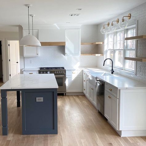 Zeroscaping Front Yard, Styling Open Shelves, Mif Design, Cozy College Dorm, Light And Bright Kitchen, Small Condo Kitchen, Kitchen Post, Floating Shelves Kitchen, Bright Kitchen