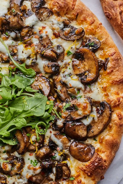 Mushroom Pizza Recipes, Olive Pizza, Seafood Pizza, White Mushroom, Mushroom Pizza, How To Cook Mushrooms, Pizza Ingredients, Perfect Pizza, White Mushrooms