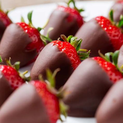 Chocolate Covered Strawberries - Flannerys Chocolate Dipped Strawberries Recipe, Dipped Strawberries Recipe, Coated Strawberries, Strawberry Gluten Free, Chocolate Covered Strawberry Recipe, Spring Desserts, Chocolate Dipped Strawberries, Strawberry Dip, Dessert Ingredients