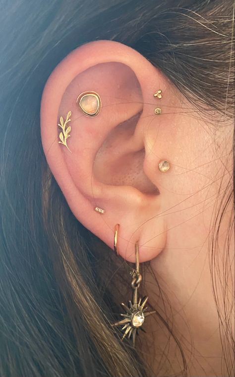 Flat Piercing Ideas, Flat Piercing, Piercing Inspo, Pretty Ear Piercings, Cool Piercings, Piercings Unique, Accesories Jewelry, Piercing Ideas, Ear Piercing