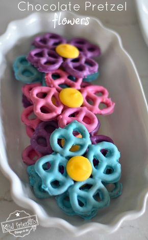 Learn How to Make a Colorful Chocolate Covered Pretzel Flower with candy melts for spring, summer, or Mother's Day. What a sweet DIY gift idea for mom! It's such a fun and easy food treat or summer dessert. www.kidfriendlythingstodo.com #chocolatepretzeltreat #chocolatepretzelbite #mothersdaytreat #mothersdayidea #springtreat #foodcraft #summerfoodtreat #chocolatecoveredpretzel #easymothersdayidea #easyspringtreat #colorfulfoodtreat #colorfulchocolatepretzeltreat #summerdessert #springdessert Spring Flower Baby Shower Ideas, Toddler Birthday Party Snacks, Church Bake Sale Ideas, Kids Tea Party Ideas, Pretzel Flowers, October Cake, Snack Crafts, Edible Kids Crafts, Chocolate Covered Pretzels Recipe