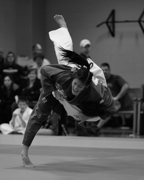 ‘Uchi Mata’ Judo Throw; Photographer Jonathan Beck Bjj Girl, Judo Throws, Martial Arts Photography, Female Martial Artists, Martial Arts Girl, Ju Jitsu, Martial Arts Women, Hapkido, Martial Artists