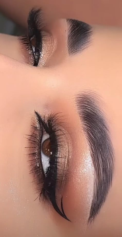 Makeup Eid Look, Syrian Eyes Makeup, Arabic Glam Makeup, Arabic Make Up Eyes, Makeup Looks Arabic, Arabic Eyes Makeup, Middle Eastern Makeup Looks, Eid Makeup Look Pakistani, Arabic Smokey Eye