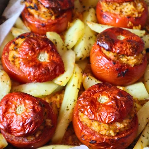 How to Make Italian Stuffed Tomatoes - Pomodori Con Riso Tomato Rice, Healthy Plant Based Recipes, Vegan Italian, Summer Dishes, Sheet Pan Recipes, Veggie Sides, Base Foods, Vegan Eating, Vegan Dishes