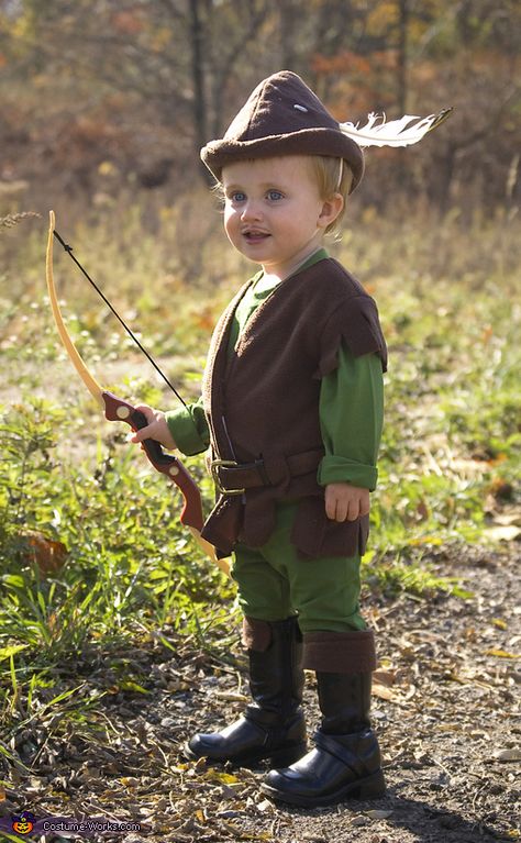 Robin Hood Costume - brown fleece tunic, hat, and boot tops, green shirt and pants, belt, boots, bow and arrow, and a feather in his cap Robin Hood Halloween, Robin Hood Kostüm, Robin Hood Halloween Costume, Forest Elves, Diy Costumes Kids Boys, Robin Hood Costume, Umbreon Pokemon, Baby Kostüm, Costume Works