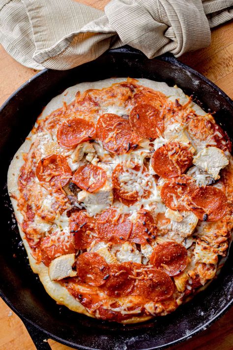 A towel is wrapped around the handle of the cast iron skillet that the sourdough pizza cooked in. Herman Starter, Pizza No Yeast, Cast Iron Skillet Pizza, Sourdough Pizza Dough, Healthy Taco Recipes, Pizza Oven Recipes, Fresh Pizza, Sourdough Pizza Crust, Cast Iron Pizza