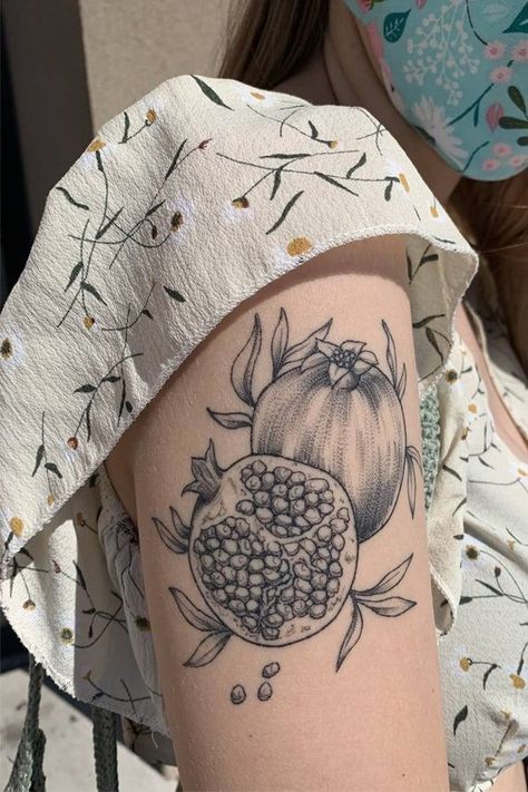 Pomegranate Art Design, Pomegranate Tattoo, Tattoo Perna, Round Tattoo, Alchemy Tattoo, American Traditional Tattoo Ideas, Traditional Tattoo Ideas, Pomegranate Art, Hogwarts Dr