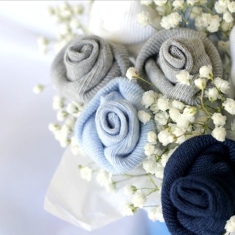 Baby Socks Flowers, Baby Shoer, Baby Socks Roses, Sock Bouquet, Diy Baby Socks, Creative Baby Gifts, Baby Sock Corsage, Baby Sock Bouquet, Baby Wreaths