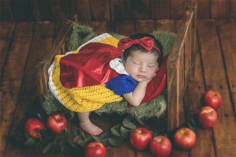 Baby Snow White, Disney Princess Babies, Monthly Themes, Newborn Baby Photography, Shooting Photo, Newborn Photoshoot, Newborn Pictures, Baby Milestones, Newborn Photo